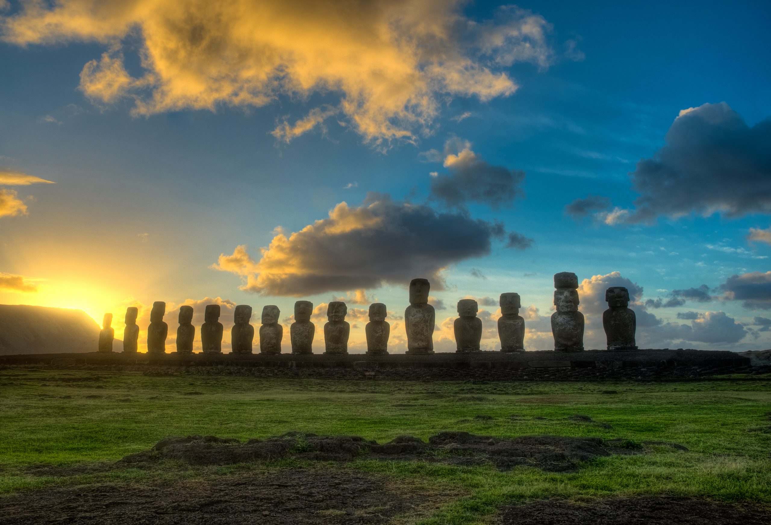 Chile Easter Island Tongariki lots moai statues